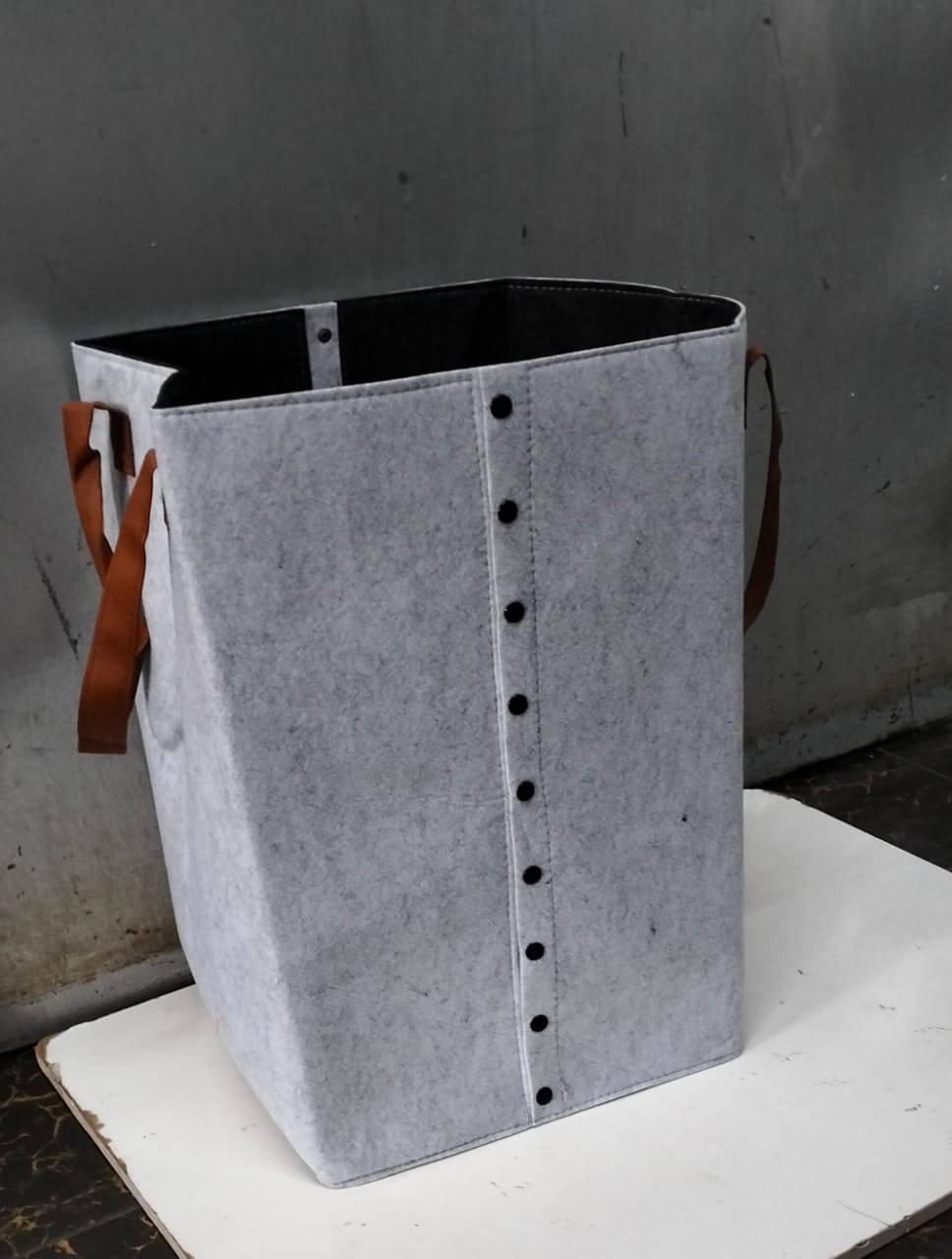 Foldable laundry basket with leather handles